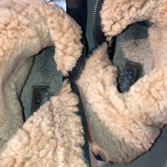 Ugg Chaney Leather Shearling Boot - Picture 6 of 8